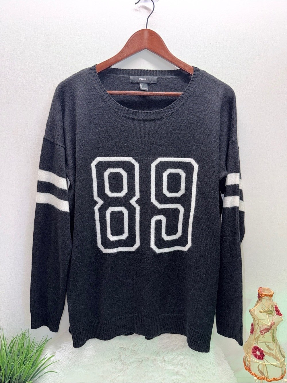 Ladies Forever 21 Vintage Black Crewneck Sweater with White '89' Front 🌺